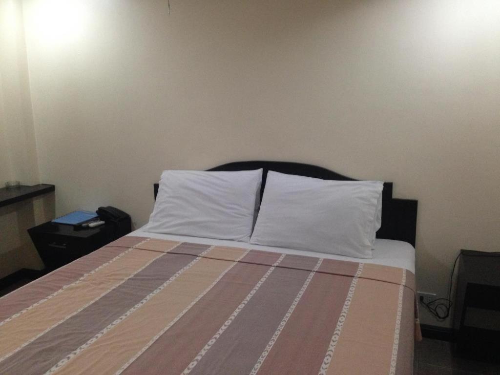 Boomerang Hotel Angeles Bagian luar foto